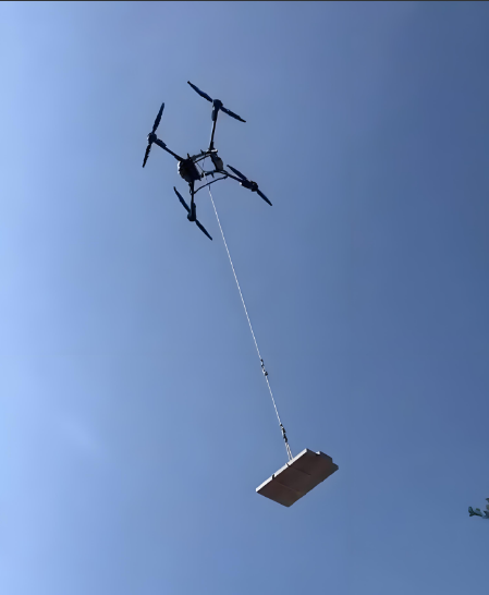 无人机吊运