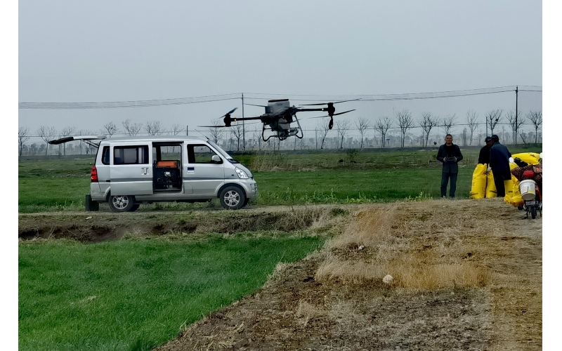 无人机在田间进行作业